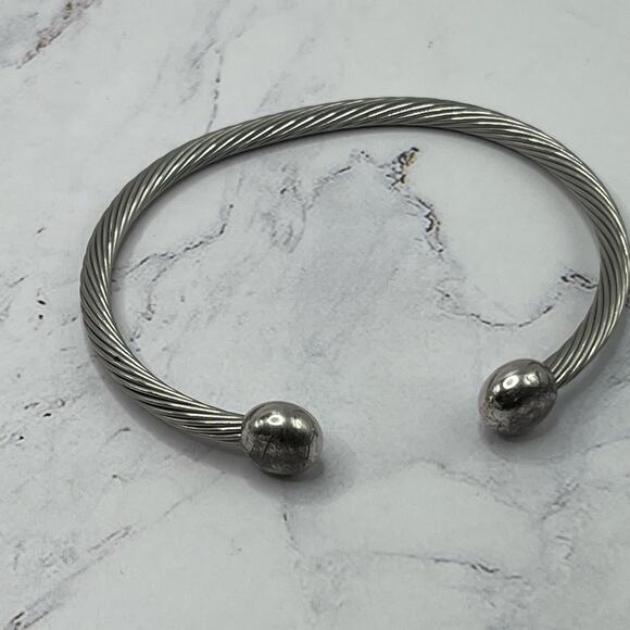 Set of 11 silver and gold tone bracelets - Picture 6 of 10